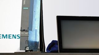 Die Steuerung Sinumerik One gibt es zum Einbau in den Schaltschrank und als PC-Panel-Version.  (Reinhold Schäfer)