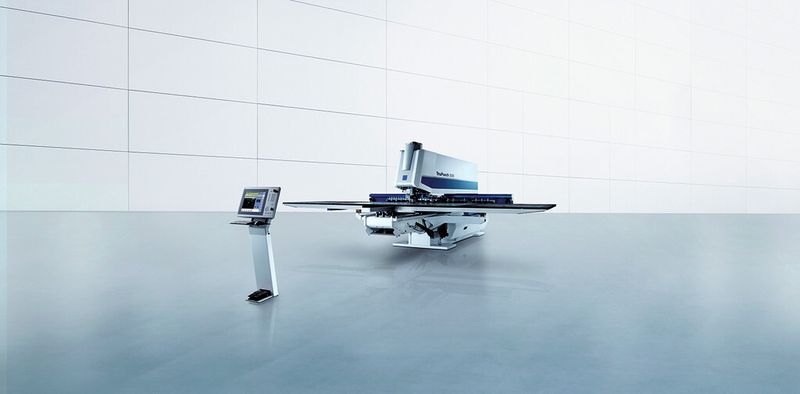 Bild 1: Die Stanzmaschine Trupunch 3000 zeigt, dass sich auch scheinbar ausgereifte Maschinenkonzepte mit dezentraler Antriebs- und aktueller Steuerungstechnik effizienter gestalten lassen. (Bild: Trumpf)