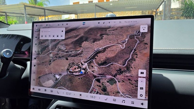 Die Bedienung des Zeekr 7GT, die über den 15 Zoll großen, hochauflösenden OLED-Touchscreen erfolgt, ist weitestgehend selbsterklärend.  (Bild: Mauritz  – VCG)