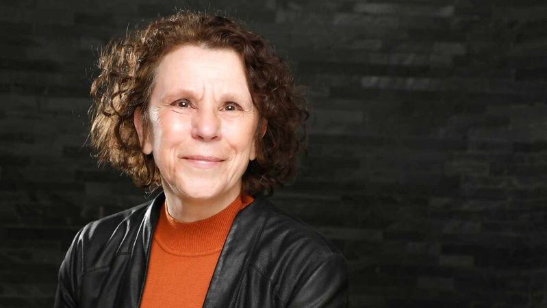 Die Autorin: Bettina Vier ist Transformations- und Change-Managerin für Digitalisierung und E-Commerce. Sie begleitet Unternehmen dabei, strategische Zielbilder in wirksame Transformationsprogramme zu übersetzen – von der Entwicklung klarer Roadmaps über den Aufbau von Governance-Strukturen bis zur nachhaltigen Umsetzung in Organisation, Prozessen und Systemen.(Bild:  Picture People)