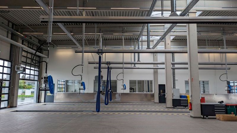 Die Werkstatt ist im Bereich der Lkw-Halle inklusive Direktannahme 50 Meter breit. Insgesamt 19 Arbeitsplätze finden in der Nfz-Werkstatt Platz. Es gibt vier Grubenarbeitsplätze, zwei Arbeitsplätze auf Fünf-Stempel-Hebebühne sowie Arbeitsplätze mit Radgreiferanlage. (Bild: Rosenow – VCG)