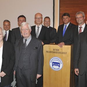 Trafen sich beim Parlamentarischen Abend des ZDK (v.l.): Ernst Hinsken (MdB), Valerie Wilms (MdB), Christoph Konrad (ZDK), Wilhelm Hülsdonk (ZDK), Robert Rademacher (ZDK), Siegfried Kauder (MdB), Henning Otte (MdB), Markus Grübel (MdB), Ulrich Dilchert (ZDK) und Axel Koblitz (ZDK).