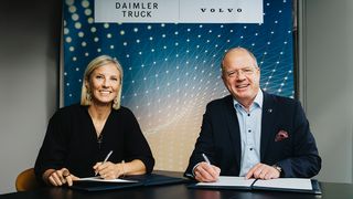 Karin Rådström (v.l.), CEO von Daimler Truck und Martin Lundstedt, CEO der Volvo Group, unterzeichnen eine verbindliche Vereinbarung zur Gründung eines Joint Ventures. (Bild: Volvo Group)