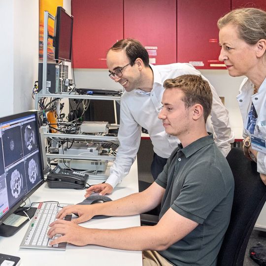 Dimitrios Karampinos, Professor für Experimentelle Magnetresonanztomographie beim Besprechen von MRT-Bildern mit PD Dr. Eva Maria Fallenberg und Jonathan Stelter. Dimitrios Karampinos, Professor für Experimentelle Magnetresonanztomographie beim Besprechen von MRT-Bildern mit PD Dr. Eva Maria Fallenberg und Jonathan Stelter.