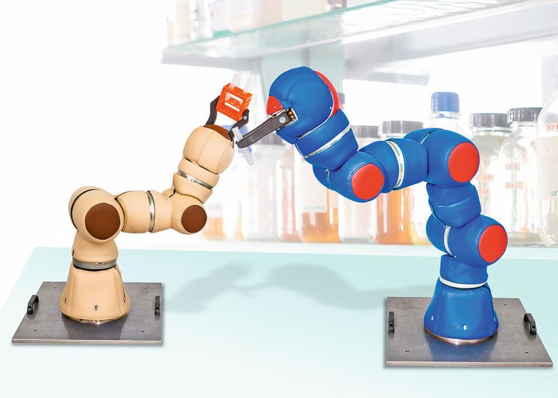 Der P-Rob 1R mit sechs Freiheitsgraden (rechts) und sein kleiner Bruder 1U. (Maxon Motor)