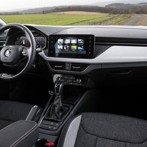Nach wie vor gibt es viel Display. Auf dem zentralen Touchscreen lassen sich viele Funktionen intuitiv bedienen. (Bild:  Skoda)