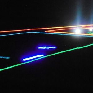 "Es ist Mitternacht. Man steht mitten in einer abgelegenen Wüste in Zentralasien umgeben von über einer Million Lichtern und denkt einfach nur: Wahnsinn", so Nigel Bateson, ehemaliger BBC und Sky Nachrichten-Kameramann.