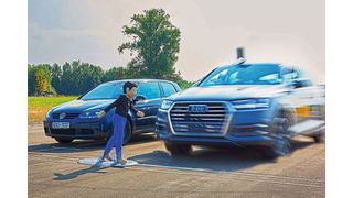 Fussgänger Notbremsassistent im Test beim ADAC. (Bild: Uwe Rattay/ADAC)