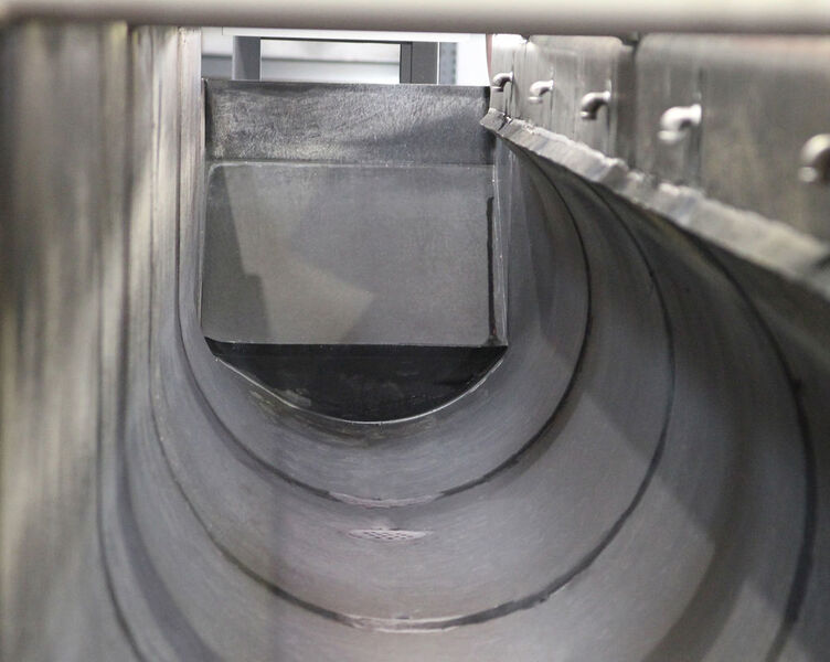 Die Gestaltung der Arbeitsbehälter-Innenflächen mit einseitig eingerundeter U-Form fördert optimale Umwälzung von Schleifkörpern und Werkstücken. (Rösler Oberflächentechnik)