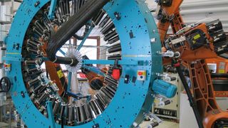 Automatisiertes Flechtverfahren mit flexiblem Flechtkern zur Herstellung komplexer Hohlbauteile (Bild: Munich Composites)