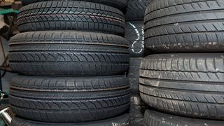 Wenn jetzt nach dem Wechsel auf die Winterreifen die Sommerräder eingelagert werden sollen, müssen Kfz-Betriebe den höheren Mehrwertsteuersatz von 19 Prozent berechnen.  (Promotor)