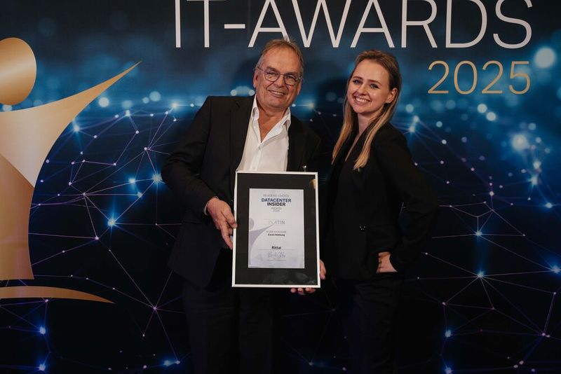 In der DataCenter-Insider-Kategorie „Coole Kühlung“ konnte Rittal den Platin-Preis einheimsen. Martin Neubauer und Kollegin Yulia Fedorovich präsentieren stolz die Auszeichnung.  (Bild: Manuel Emme Fotografie)
