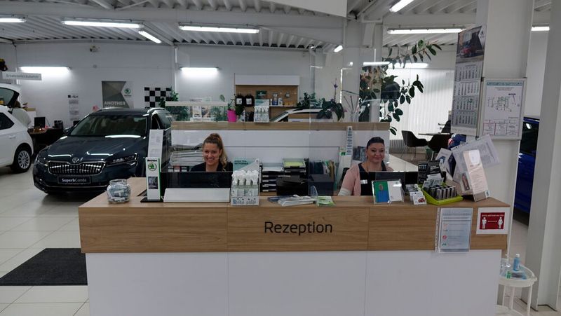 In der Kundenbetreuung legen die Mitarbeiter Wert auf eine persönliche Ansprache. (Bild: Rosenow/»kfz-betrieb«)