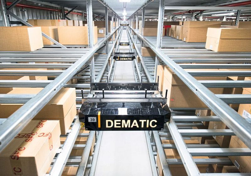 Laut Dematic ist der Durchsatz bis zu zehn Mal höher als mit herkömmlichen Regalbediengeräten. (Dematic)
