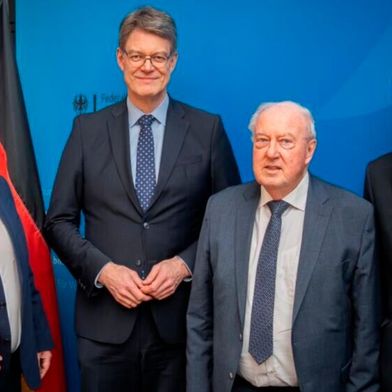 Das Kfz-Gewerbe RLP zu Gast im Ministerium für Digitales und Verkehr, v. l.: Jeffrey Kilian, Patrick Schnieder, Hans Werner Norren und Jens Bleutge. (Bild: Sebastian Woithe/BMV)