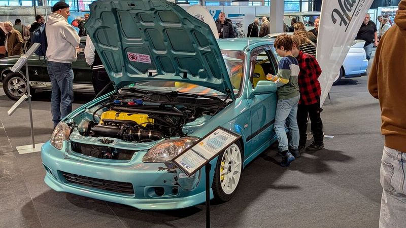 Der Oldienachwuchs von Übermorgen übt schon mal das Abchecken cooler Kisten. (Bild: Dominsky – VCG)