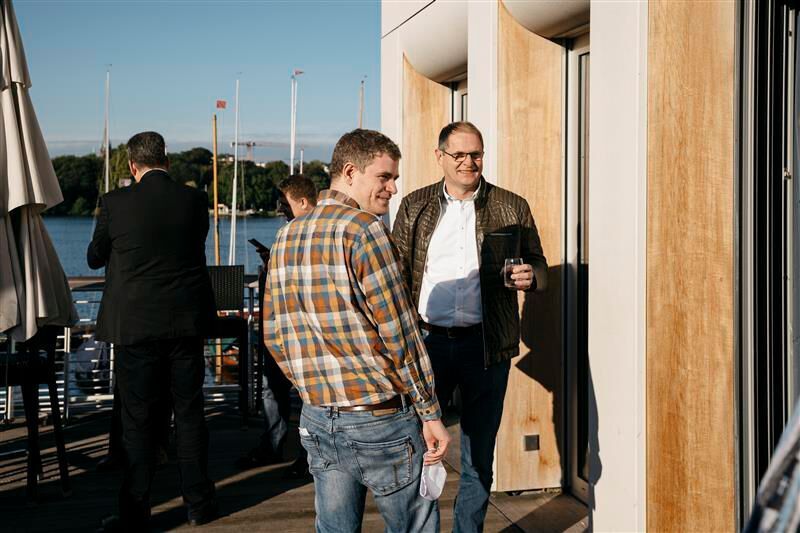 Andreas Horstmann und Kevin Flottmann (L.Horstmann) genießen den spätsommerlichen Sonnenschein. (dbc)