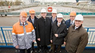 Bei der Besichtigung der Klärbecken: (v.l.) Detlef Grenz, Betriebsleiter Currenta Umwelt, Thomas Müller, Geschäftsfeldsegment-Leiter bei Currenta Umwelt, Currenta-Geschäftsführer Dr. Joachim Waldi, Chempark-Leiter Dr. Ernst Grigat, Georg Wulf, Wupperverband, Dr. Fritz Bremer, Currenta-Umwelt-Berater, Dr. Walter Leidinger, Leiter des Chempark Dormagen und Leiter Geschäftsfeld Umwelt  (Bild: Currenta)