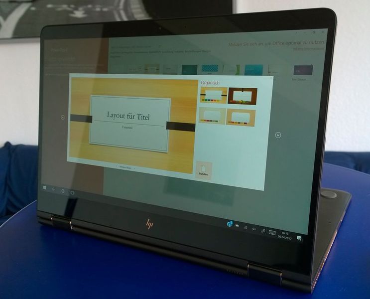 Hier der Stand-Modus. Er ist praktisch für Präsentationen oder Videokonferenzen.  (Vogel IT-Medien)