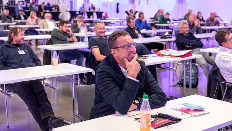Das Publikum nahm es aber ebenso wie die Autodoktoren mit Humor – solche Fälle kommen im Werkstattalltag eben vor. (Stefan Bausewein)