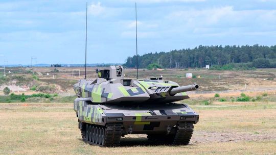 Der Kampfpanzer Panther (Bild) soll das System Leopard ersetzen. Und mit dem Lynx soll ein moderner Schützenpanzer ins Verteidungsspiel kommen. Beide Systeme entwickelt Rheinmetall. Italien ist so interessiert, dass es für die Düsseldorfer ein Jahrhundergeschäft werden könnte.(Bild:  Rheinmetall)
