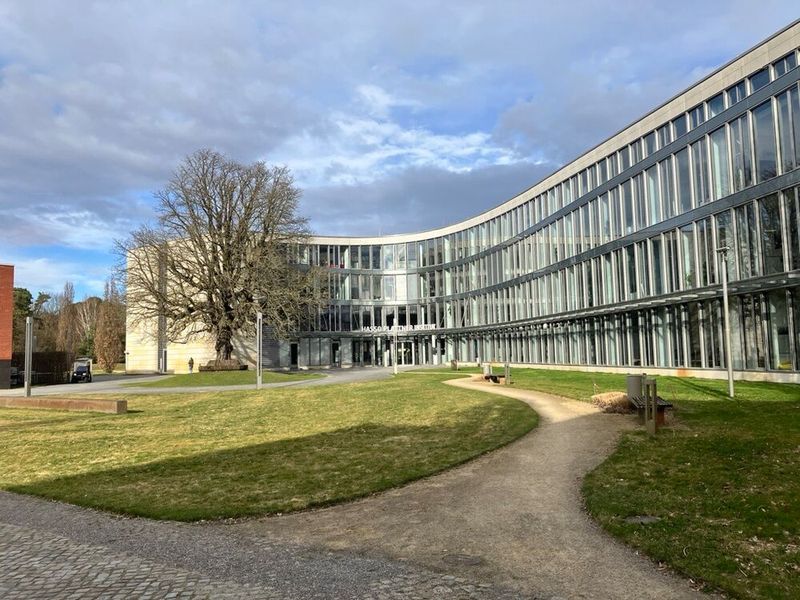 Das Digital Health Innovation Forum (DHIF) bietet eine globale Plattform für internationale Speaker und Veranstaltungsteilnehmende. In den Hörsälen des Hasso-Plattner-Instituts fokussiert man sich auf die Stärkung der weltweiten Transformation im Gesundheitswesen. An zwei Tagen, vom 25. bis 26. März 2026, fand die zweite Ausgabe statt.  (Bild: © Serina Sonsalla)