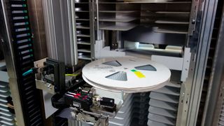 Blick in ein besonderes, automatisiertes Lagersystem von Otto Künnecke, das den Namen „Magic Tower“ trägt. Es soll das Materialhandling im Rahmen der Elektronikfertigung vereinfachen. Bis zu 60.000 SMD-Rollen finden darin Platz. (Bild: Otto Künnecke)