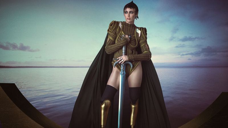 Lauren Wasser läutet martialisch den Mai ein, ist aber „Die Athletin“. (Bild: Pirelli/Emma Summerton)