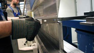 An Abkantpressen arbeitet der Bediener sehr oft und sehr dicht an der Biegelinie; dadurch entsteht ein erhebliches Gefahrenpotenzial, das im schlimmsten Fall zu Finger- oder Handverlust führen kann. Bild: Fiessler (Archiv: Vogel Business Media)