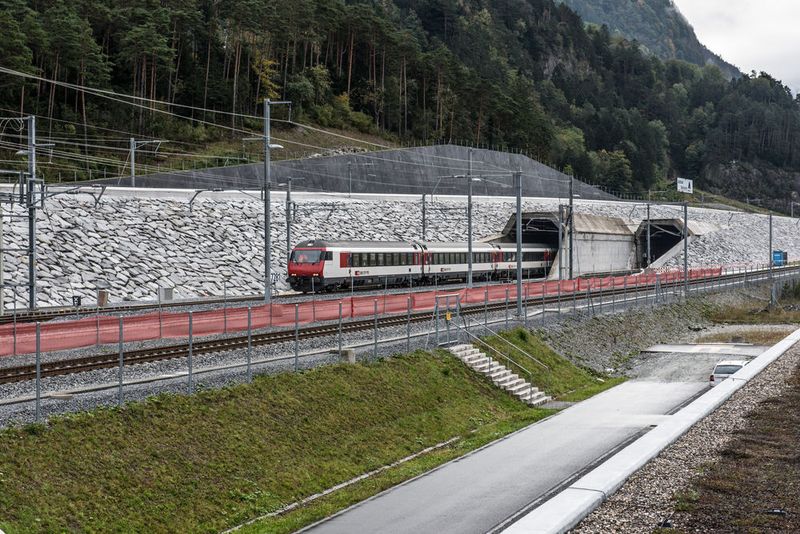 Nach über 20 Jahren Planungs- und Bauzeit wird in der Schweiz die Fertigstellung des Gotthard-Basistunnels gefeiert – der längste Eisenbahntunnels der Welt. Jede Menge Technik sorgt für einen reibungslosen Schienenverkehr. So wird beispielsweise Messtechnik von Endress + Hauser für die Tunnel-Entwässerung eingesetzt. (AlpTransit Gotthard AG)