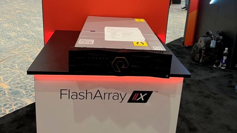 Storage zum Anfassen: Das eine oder andere FlashArray konnte man auf der Messe zwischen den Keynotes bestaunen. (Bild: Paula Breukel)