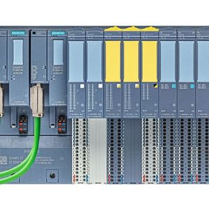 Innerhalb der Simatic ET 200-Stationen können Standard- und fehlersichere Module gemeinsam verwendet werden. So lassen sich z. B. Maschinenschutzkonzepte kostengünstig realisieren.(Bild:  Siemens)