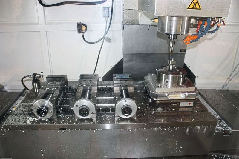 Auf dem Arbeitstisch der „Mikron VCE 1200 Pro“ beim Werkzeugbauer Seidel befinden sich drei Schraubstöcke und ein Nullpunktspannsystem, das über das System „3R Workpal 1“ automatisiert bestückt wird.  (GF)