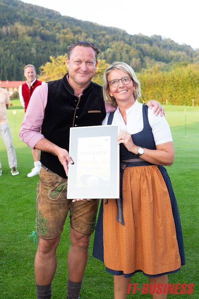 Und auch bei den Schnupperkurs-Teilnehmern gab es eine Urkunde für den besten Putter: Achim Terlinden von Unisys mit Stephanie Steen (IT-BUSINESS) (Bild: Vogel IT-Medien GmbH)