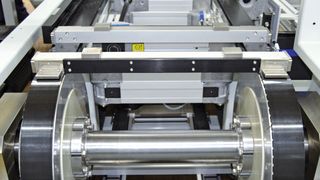 Einzelne  Module sind zu einem 30 m langen Linear-Taktsystem für die Reinraum-Produktion von Dialyse-Sets verkettet. (Bild: Mulco)