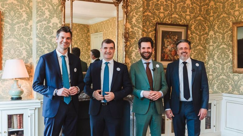 Die Chefs der vier Gründungsmitglieder der Spark Alliance haben sich in Paris getroffen und offiziell ihre Zusammenarbeit verkündet. (Bild: Ionity)