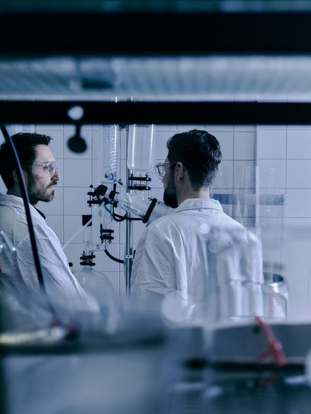 Dr. Manuel Häußler und Dr. Timo Witt haben eine neue Generation nachhaltiger Kunststoffe entwickelt. (Bild: Aevoloop/ Sprind)