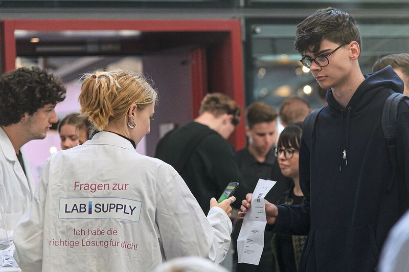 Check-in am 18. September 2024. Besucher ohne Ticket können sich noch kostenlos eines am Eingang ausdrucken lassen. Idealerweise hat man sich aber bereits vorab online registriert (Link, s.u.).    Mehr Infos zu den kommenden LAB-SUPPLY-Messen finden Sie auf www.lab-supply.info (Bild: Stefan Stark)