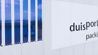 Auf einer 200 m² großen Hallenfassade erkennt man die ersten im Freihafen angebrachten Solarfolien. (www.Frankreinhold.com)