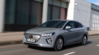 Elektroautos wie dieser Hyundai Ioniq sind weitaus häufiger auf westdeutschen Straßen anzutreffen. (Bild: Hyundai)