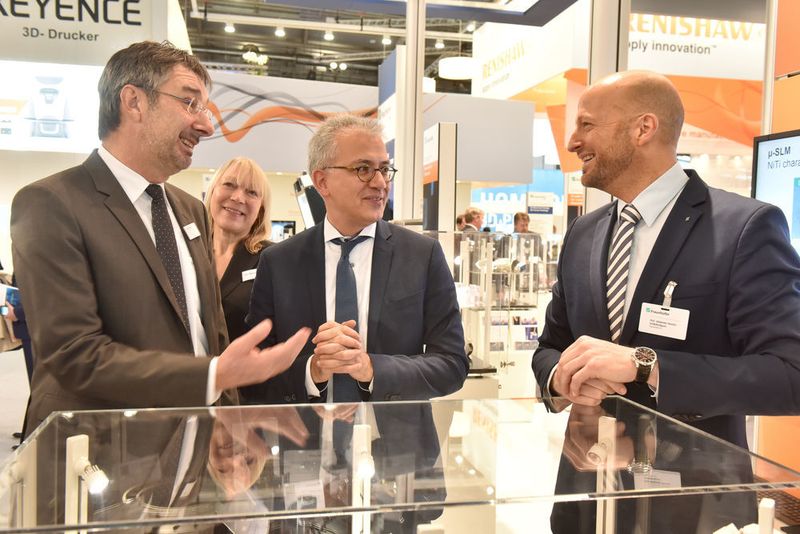 Messe formnext powered by tct 2016 - State Minister Al-Wazir paid a visited the show. (Mesago/Thomas Klerx)