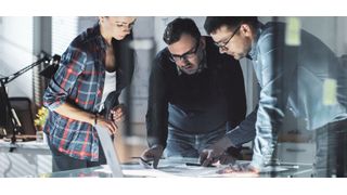 Zahlreiche Dokumente und Informationen, die der Konstrukteur benötig, sind an unterschiedlichen Orten abgelegt. Ein KI-gestützter Assistent hilft jetzt beim Auffinden. (Bild: © Gorodenkoff - stock.adobe.com)