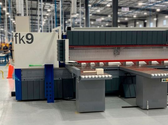 Die neue Plattenaufteilsäge fk 9 von IMA Schelling Precision teilweise von hinten betrachtet.(Bild:  IMA Schelling Precision)