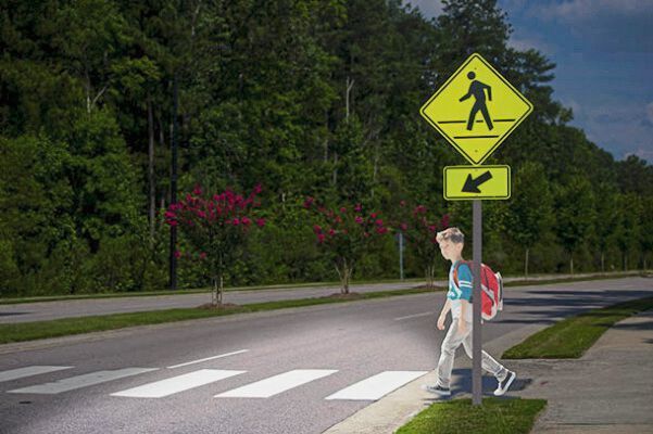 Bild 2: Mit der adaptiven Scheinwerfertechnologie lässt sich die Sichtbarkeit von Verkehrszeichen verbessern.  (Texas Instruments)