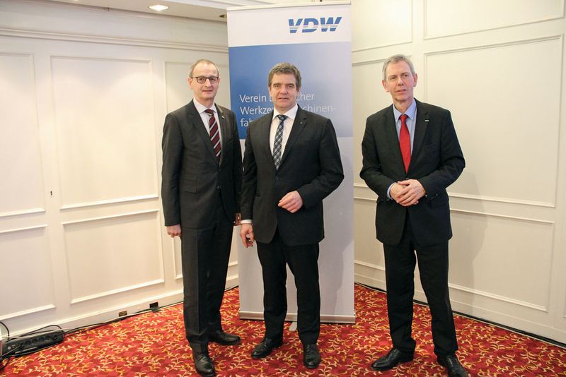 V.l.: Dr. Wilfried Schäfer, Geschäftsführer VDW, Dr. Heinz-Jürgen Prokop, VDW-Vorsitzender, und Gerhard Hein, Leiter Wirtschaft und Statistik VDW, überbrachten gute Neuigkeiten über ein vergangenes Rekordjahr und moderat optimistische Zukunftsaussichten. (Bild: Sonnenberg)