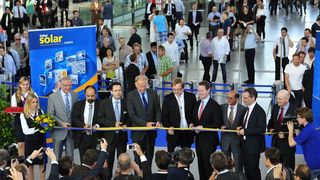 Jürgen Trittin, Fraktionsvorsitzender, Bündnis 90/DIE GRÜNEN, Jürgen Becker, Staatssekretär, Bundes- ministerium für Umwelt, Naturschutz und Reaktorsicherheit (BMU), Greg Barker, britischer Minister für Energie und Klimaschutz und die Veranstalter der Intersolar Europe beim offiziellen Ribbon Cutting. (Solar Promotion)