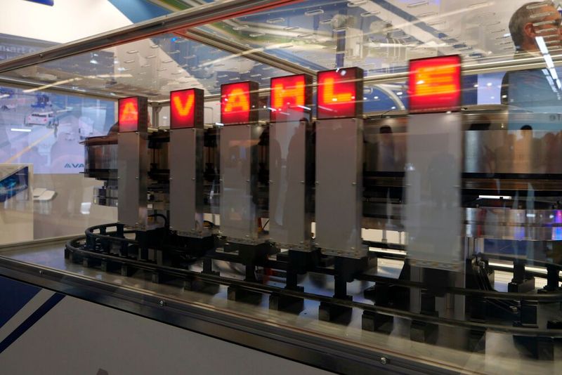 Vahle zeigte auf der SPS ein System, das Sensoren und Aktoren auf einem Carrier kontinuierlich und berührungslos mit Energie versorgt. Das vereinfacht Prozesse und erlaubt höhere Geschwindigkeiten. (Bild: Sandro Kipar/VCG)