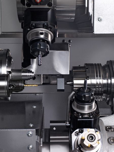 Schnelle und schonende Werkstückabführung auf der Traub TNK42: Mit der CNC programmierbaren Werkstückabführung lassen sich die Fertigteile problemlos und hauptzeitparallel aus dem Maschinenarbeitsraum abführen. (Bild: Traub)