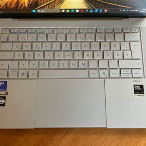 Die großen Tasten im Keyboard des Expertbook Ultra bieten eine helligkeitsabhängige Beleuchtung und einen im Power-Taster eingelassenen Fingerabdruckleser. Das haptische Touchpad reicht bis zur Vorderkante des Notebooks. (Bild: Vogel IT-Medien)