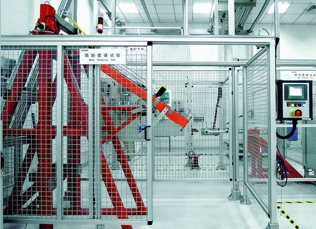 Neck Pendulum Test System bei Protech in Nanjiing, China. (Messring)